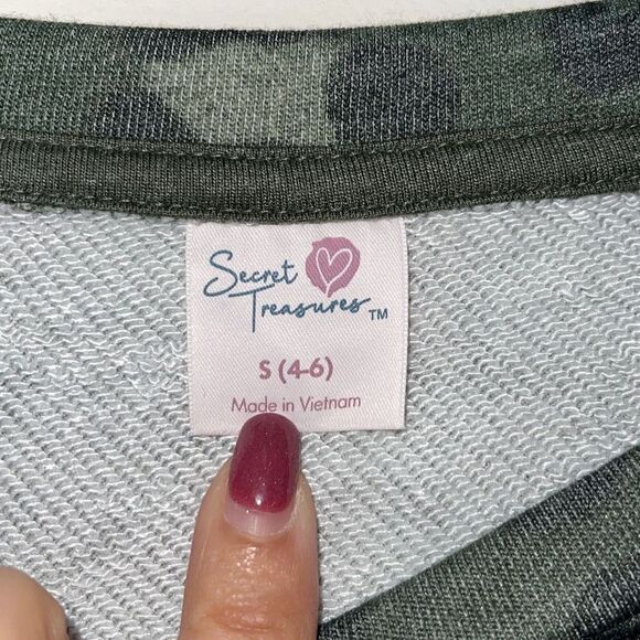Secret Treasures Cheetah Print Crewneck Sweatshirt. Size Small Green NWT - Picture 7 of 8
